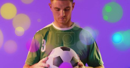 Téléchargez les photos : Image d'un footballeur caucasien sur des spots. Concept mondial de sport et d'interface numérique image générée numériquement. - en image libre de droit