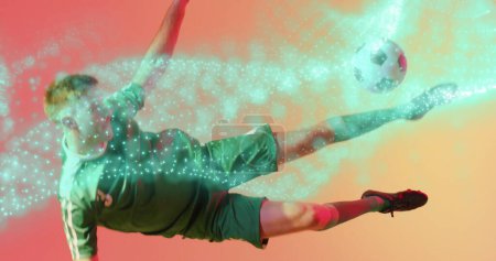 Foto de Imagen de jugador de fútbol masculino caucásico sobre formas. Deporte global e interfaz digital concepto de imagen generada digitalmente. - Imagen libre de derechos