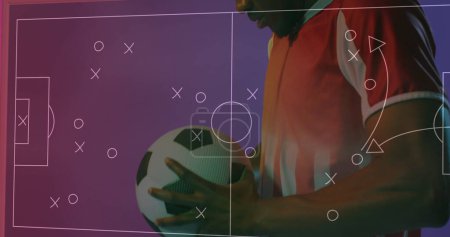 Téléchargez les photos : Image d'un footballeur afro-américain sur un dessin de stade. Concept mondial de sport et d'interface numérique image générée numériquement. - en image libre de droit