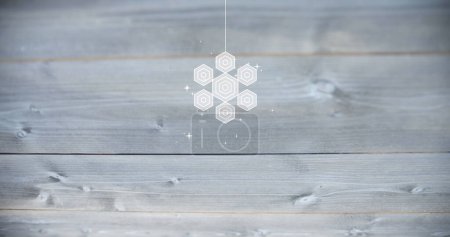 Foto de Una superficie de madera muestra una decoración geométrica colgante. El diseño minimalista añade un toque moderno a la decoración del hogar. - Imagen libre de derechos