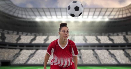 Imagen de una futbolista biracial sobre el estadio. Deporte global, patriotismo e interfaz digital concepto de imagen generada digitalmente.