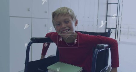 Téléchargez les photos : Image de lettres sur heureux écolier caucasien en fauteuil roulant. Handicap, inclusion, école, éducation, enfance et apprentissage, image générée numériquement. - en image libre de droit
