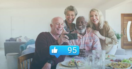 Foto de Imagen del icono de los medios de comunicación sobre un grupo diverso de personas mayores tomando selfie. - Imagen libre de derechos