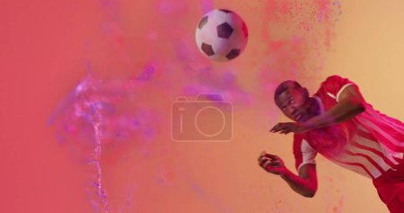 Foto de Imagen de un jugador de fútbol afroamericano. Deporte global e interfaz digital concepto de imagen generada digitalmente. - Imagen libre de derechos