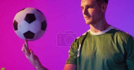 Bild eines kaukasischen männlichen Fußballers über Konfetti. Globaler Sport und digitales Schnittstellenkonzept digital generiertes Image.
