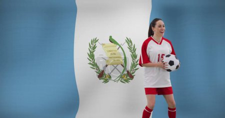 Téléchargez les photos : Image d'une joueuse de soccer caucasienne sur le drapeau du Guatemala. - en image libre de droit
