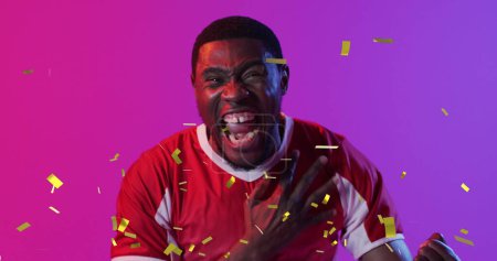 Bild eines afrikanisch-amerikanischen Fußballers über Konfetti. Globaler Sport und digitales Schnittstellenkonzept digital generiertes Image.