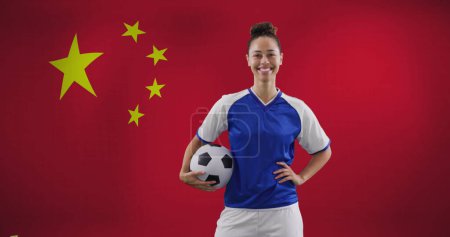 Téléchargez les photos : Image d'une joueuse de football biraciale sur le drapeau de la Chine. Sport mondial, patriotisme et concept d'interface numérique image générée numériquement. - en image libre de droit