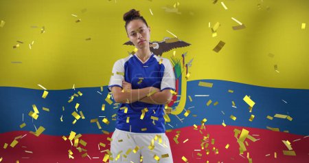 Téléchargez les photos : Image d'une joueuse de football biraciale sur le drapeau de la Colombie. Sport mondial, patriotisme et concept d'interface numérique image générée numériquement. - en image libre de droit