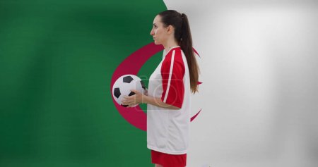 Téléchargez les photos : Image d'une joueuse de football caucasienne sur le drapeau de l'algérie. - en image libre de droit