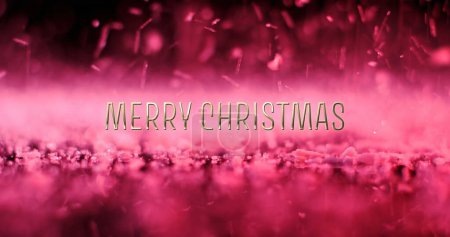 Foto de Imagen de alegre texto navideño sobre partículas rosadas cayendo sobre fondo negro. Navidad, tradición y concepto de celebración imagen generada digitalmente. - Imagen libre de derechos