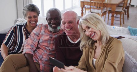 Foto de Diverso grupo de personas mayores tomando selfie en casa - Imagen libre de derechos