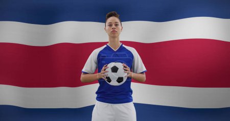 Foto de Imagen de futbolista biracial sobre bandera de Costa Rica. Deporte global, patriotismo e interfaz digital concepto de imagen generada digitalmente. - Imagen libre de derechos
