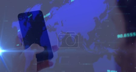 Foto de Imagen del procesamiento de datos y mapa sobre el hombre utilizando el teléfono inteligente. redes sociales globales, interfaz digital, tecnología y concepto de red imagen generada digitalmente. - Imagen libre de derechos