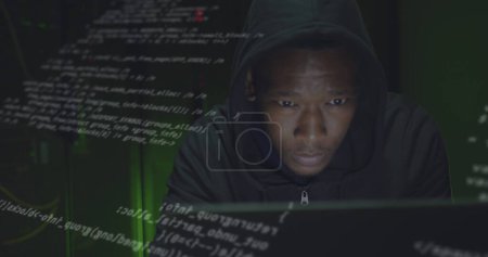 Téléchargez les photos : Image de traitement de données sur un pirate informatique afro-américain dans la salle des serveurs. technologie globale et concept d'interface numérique image générée numériquement. - en image libre de droit