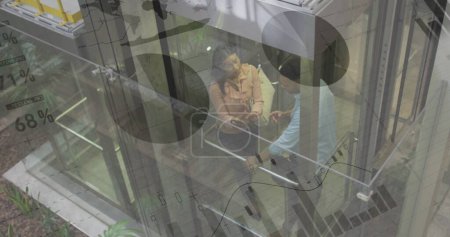 Téléchargez les photos : Image de traitement de données financières sur divers hommes d'affaires dans un ascenseur de bureau. Concept global d'entreprise, de finance, d'informatique et de traitement des données image générée numériquement. - en image libre de droit