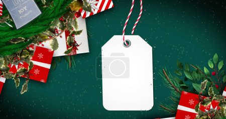 Image de l'étiquette de Noël avec espace de copie, décorations et neige tombant sur fond vert. Noël, hiver, fête, tradition et concept de célébration image générée numériquement.