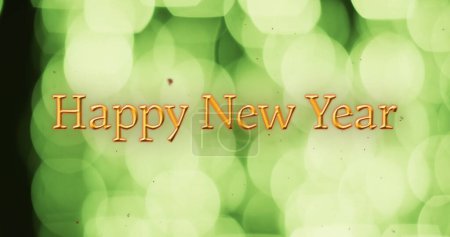 Foto de Imagen de feliz año nuevo texto sobre manchas verdes de fondo de luz. Año nuevo, tradición y concepto de celebración de imagen generada digitalmente. - Imagen libre de derechos