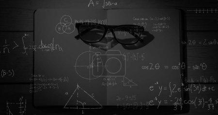 Foto de Compuesto digital de un anteojos con marco negro en un cuaderno abierto con páginas en blanco, mientras que las ecuaciones y figuras matemáticas se mueven en primer plano. - Imagen libre de derechos