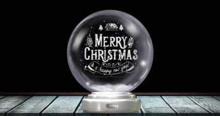 Téléchargez les photos : Image de boule de neige de Noël avec salutations de Noël et neige tombant sur fond noir. Noel, fête, tradition et concept de célébration - en image libre de droit