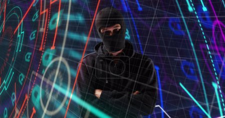Téléchargez les photos : Image de formes néon sur caucasien hacker masculin dans le masque. Concept de réseau, de sécurité des données, de cybercriminalité et de technologie image générée numériquement. - en image libre de droit