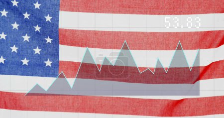 Bild von Grafiken und Zahlen über der Flagge der USA. Ölgeschäft, Energie, Verkehr, Finanzen und Wirtschaft Konzept digital erzeugtes Image.