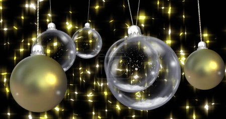 Téléchargez les photos : Image de boules de Noël pendantes avec des chutes de neige et des étoiles sur fond noir. Noël, fête, tradition et concept de célébration image générée numériquement. - en image libre de droit
