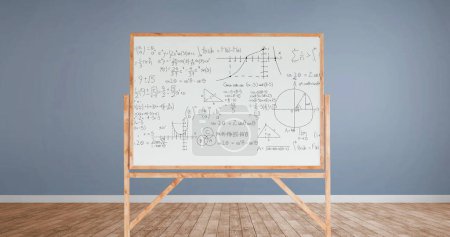 Foto de Imagen digital de ecuaciones matemáticas y figuras que aparecen en una pizarra blanca con marco de madera en una habitación con pared gris y suelos de madera. - Imagen libre de derechos