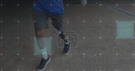 Foto de Imagen de corredor masculino con pierna protésica sobre rejilla y procesamiento de datos. deporte, competición, logro y concepto tecnológico, imagen generada digitalmente. - Imagen libre de derechos