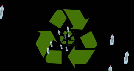 Téléchargez les photos : Image de bouteilles et symbole de recyclage sur fond noir. environnement, durabilité, écologie, énergies renouvelables, réchauffement climatique et sensibilisation au changement climatique. - en image libre de droit