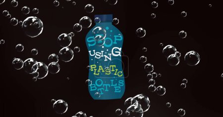 Foto de Imagen de burbujas sobre botella con parada usando plástico sobre fondo negro. medio ambiente, sostenibilidad, ecología, energías renovables, calentamiento global y concienciación sobre el cambio climático. - Imagen libre de derechos