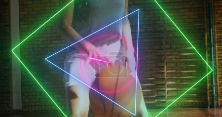 Bild eines Neon-Scanners, der Daten über Basketballspielerinnen verarbeitet. Sport-, Fitness- und Technologiekonzept, digital generiertes Image.