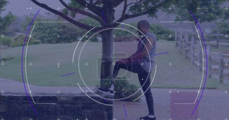 Foto de Imagen de procesamiento de alcance circular sobre atleta masculino con ejercicio de pierna protésica al aire libre. concepto de tecnología del deporte, logro y comunicación, imagen generada digitalmente. - Imagen libre de derechos