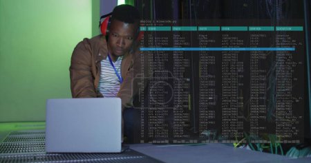 Téléchargez les photos : Image de traitement de données sur un homme afro-américain il ingénieur et serveurs informatiques. - en image libre de droit
