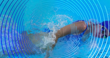 Foto de Imagen de espiral de línea azul girando sobre la mujer nadando en la piscina. concepto de deporte y fitness, imagen generada digitalmente. - Imagen libre de derechos