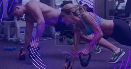 Téléchargez les photos : Image de spirale de ligne violette tournant sur l'homme et la femme faisant de l'exercice au gymnase. concept sport et fitness, image générée numériquement. - en image libre de droit
