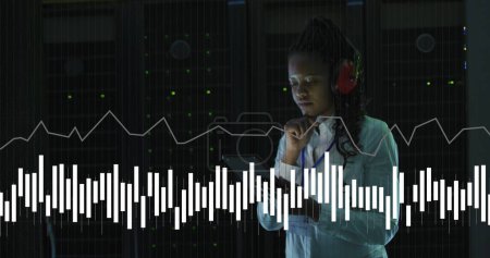 Téléchargez les photos : Image de traitement de données sur des femmes afro-américaines il ingénieur et serveurs informatiques. - en image libre de droit