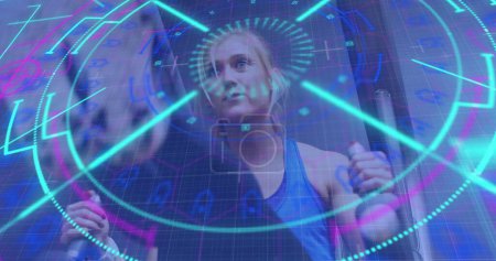 Bild eines zirkulären Scanners, der Daten über trainierende Athletinnen verarbeitet. Sport-, Fitness- und Technologiekonzept, digital generiertes Image.