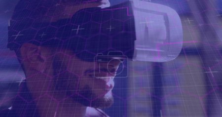 Téléchargez les photos : Image de sentiers lumineux violets avec hexagones sur un homme souriant portant un casque vr. technologie globale, connexions et concept d'interface numérique image générée numériquement. - en image libre de droit