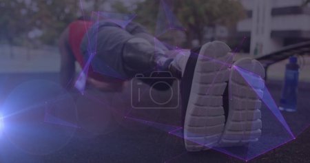 Téléchargez les photos : Image du réseau de communication violet sur athlète masculin avec exercice de la jambe prothétique. - en image libre de droit