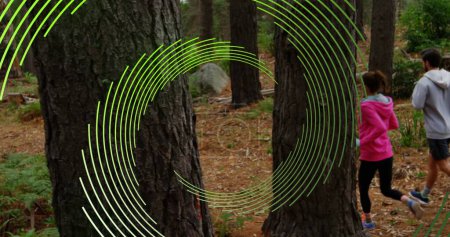 Bild einer grünen Linienspirale, die sich über Frau und Mann dreht, die im Wald laufen. Sport- und Fitnesskonzept, digital generiertes Image.