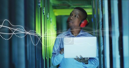 Bild der Datenverarbeitung über afrikanische männliche IT-Ingenieure und Computer-Server. Globales Computer- und Datenverarbeitungskonzept digital generiertes Bild.