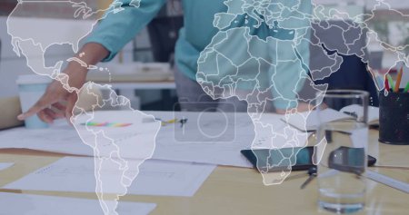 Téléchargez les photos : Image de la carte du monde sur un homme d'affaires caucasien en fonction. Concept global d'entreprise et d'interface numérique image générée numériquement. - en image libre de droit