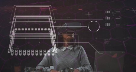 Téléchargez les photos : Image de processeur violet avec hexagones sur la femme portant un casque vr et regardant autour. technologie globale, connexions et concept d'interface numérique image générée numériquement. - en image libre de droit