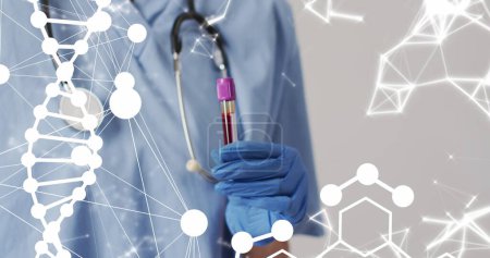Image du brin d'ADN et des formes sur le médecin féminin biracial avec tube à essai. Médecine mondiale et concept d'interface numérique image générée numériquement.