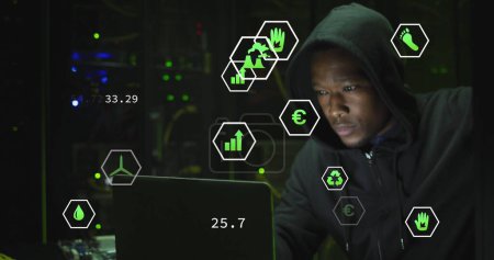 Imagen del procesamiento de datos a través de hacker afroamericano masculino con computadoras y servidores de computadoras. Global virus en línea, informática y procesamiento de datos concepto de imagen generada digitalmente.