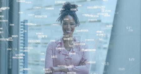 Foto de Imagen de textos de negocios sobre la mujer de negocios afroamericana sonriendo. Concepto de negocio global e interfaz digital imagen generada digitalmente. - Imagen libre de derechos