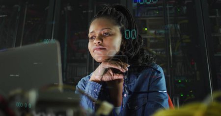 Foto de Imagen del procesamiento de datos sobre la mujer afroamericana que diseña y los servidores informáticos. Concepto global de computación y procesamiento de datos imagen generada digitalmente - Imagen libre de derechos