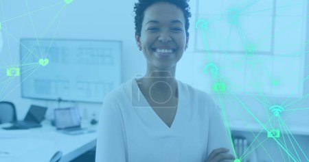 Foto de Imagen del procesamiento de datos sobre la empresaria afroamericana sonriendo en el cargo. - Imagen libre de derechos