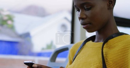 Nahaufnahme afrikanisch-amerikanische Frau SMS 